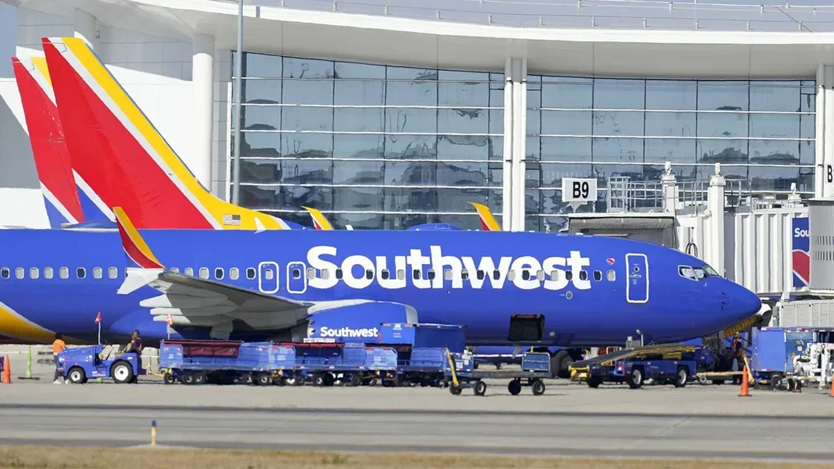 US passenger plane narrowly avoids hitting private jet