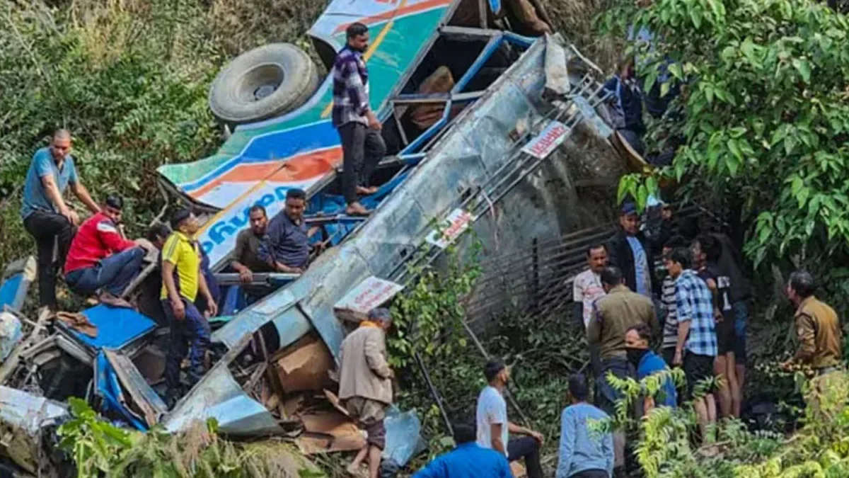 Passenger bus crashes in India: 36 killed