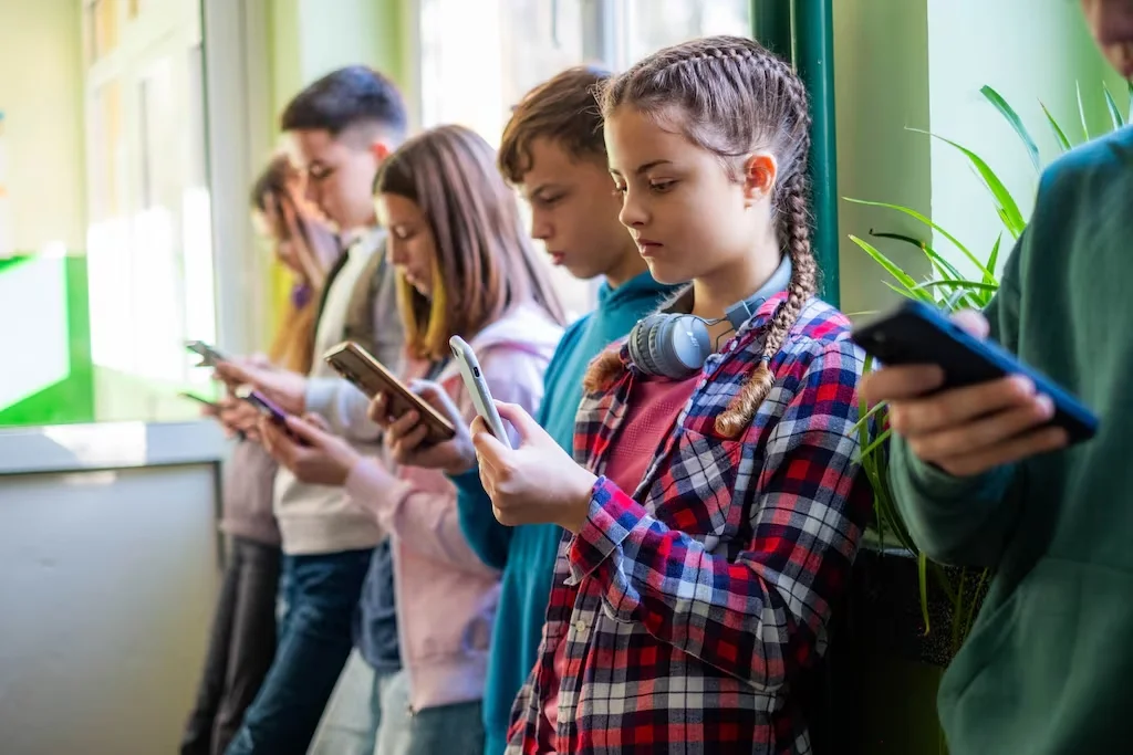EU to implement a phased ban on social media for children