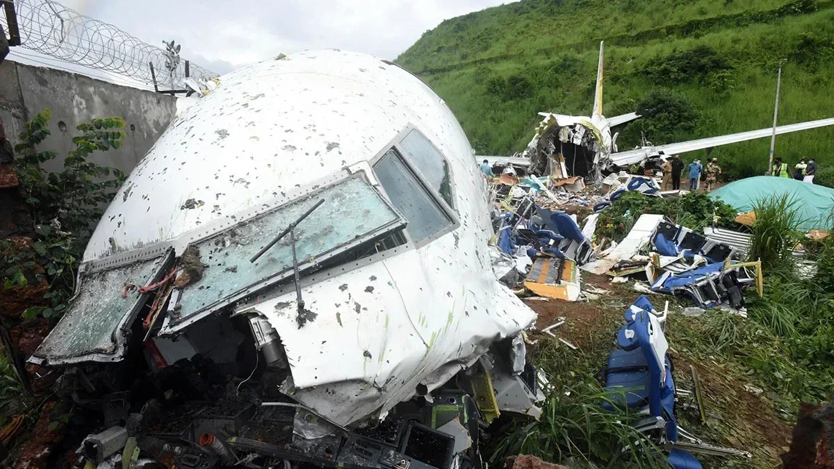 A passenger plane crashed in India: 242 passengers on board