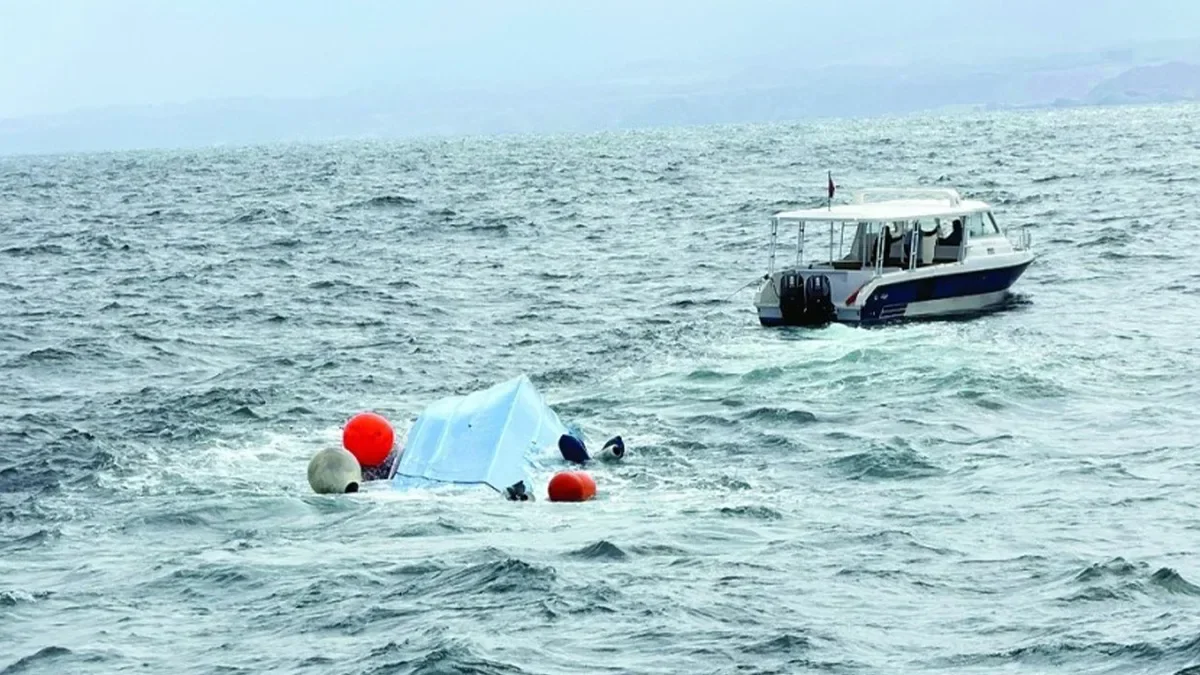 Boat carrying French tourists capsizes: 3 dead