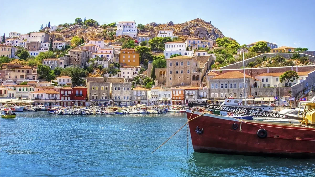Greece's current account deficit narrows October thanks to tourism