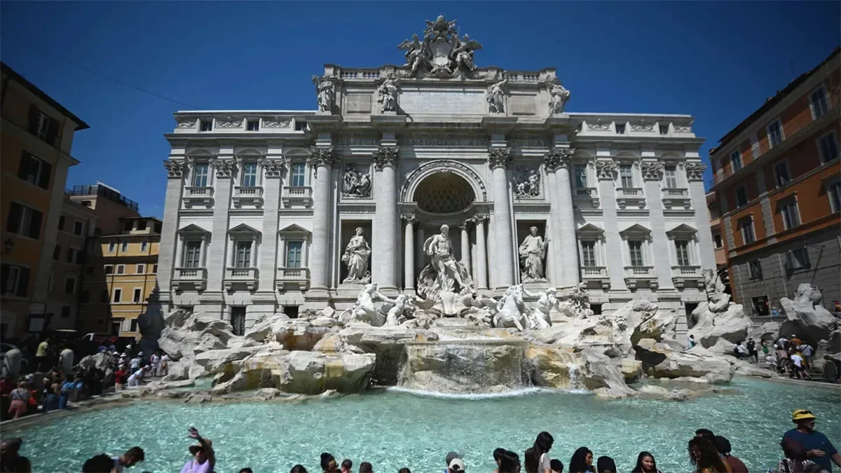 Tipsy tourist fined $520 after diving into Rome’s Trevi Fountain