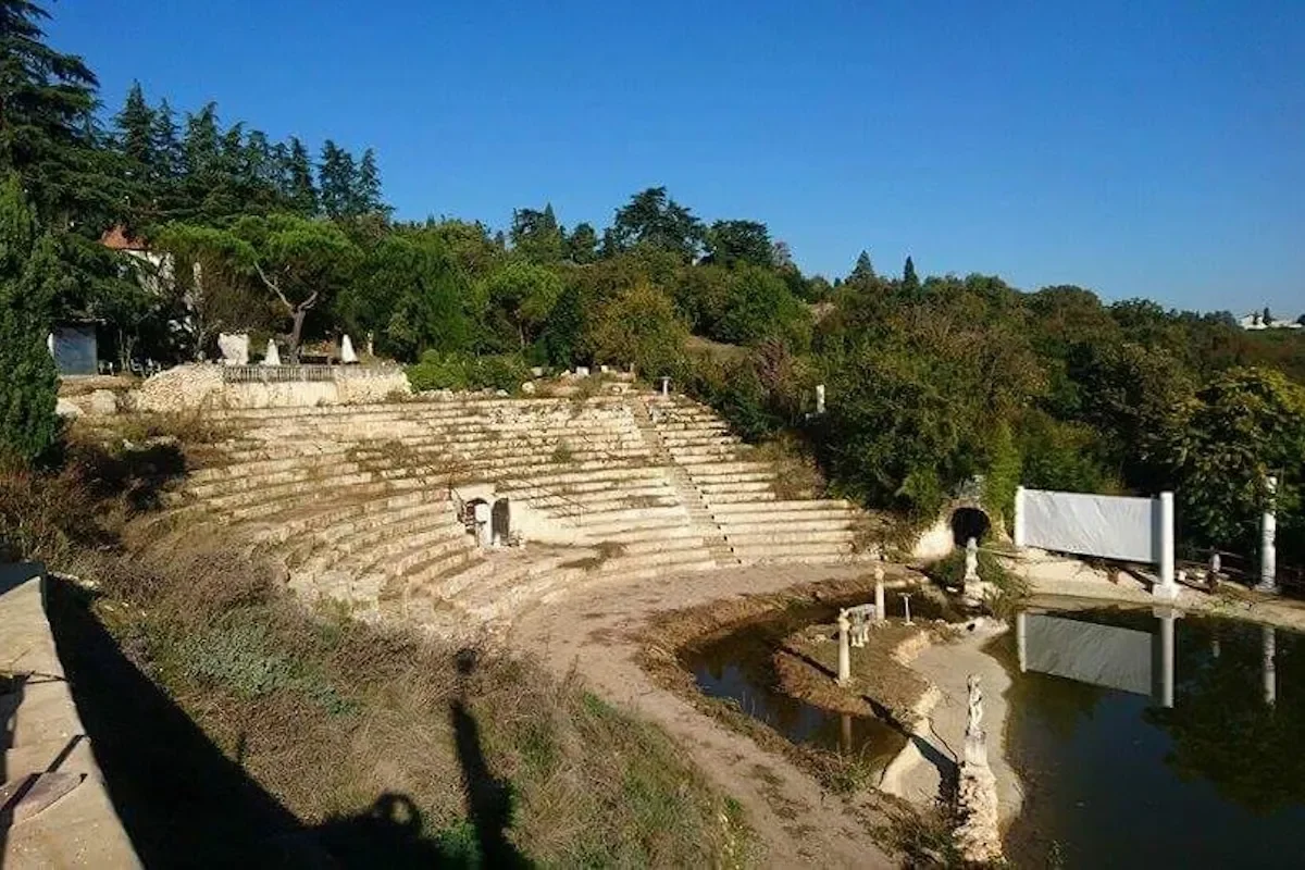 He built a fake ancient theater and deceived tourists for 20 years