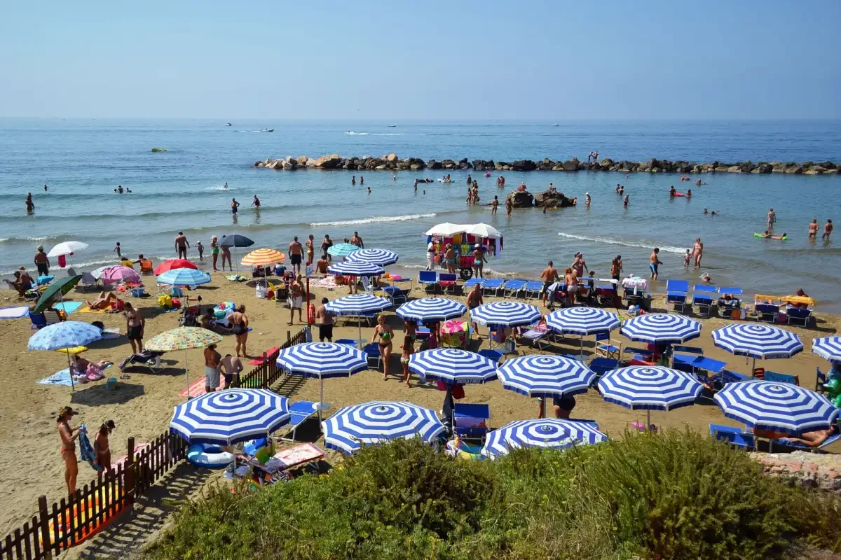 Beach access row pits Italy campaigners against lido operators