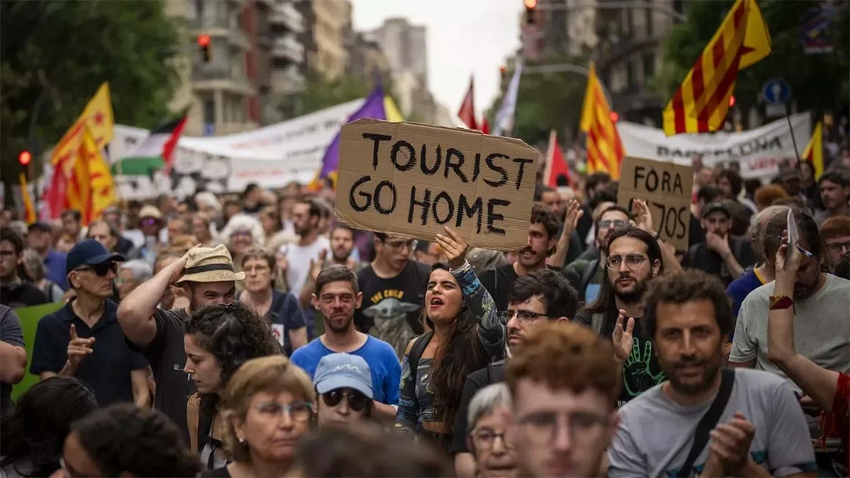 Valencia joins Barcelona with licensing plans to halt over-tourism