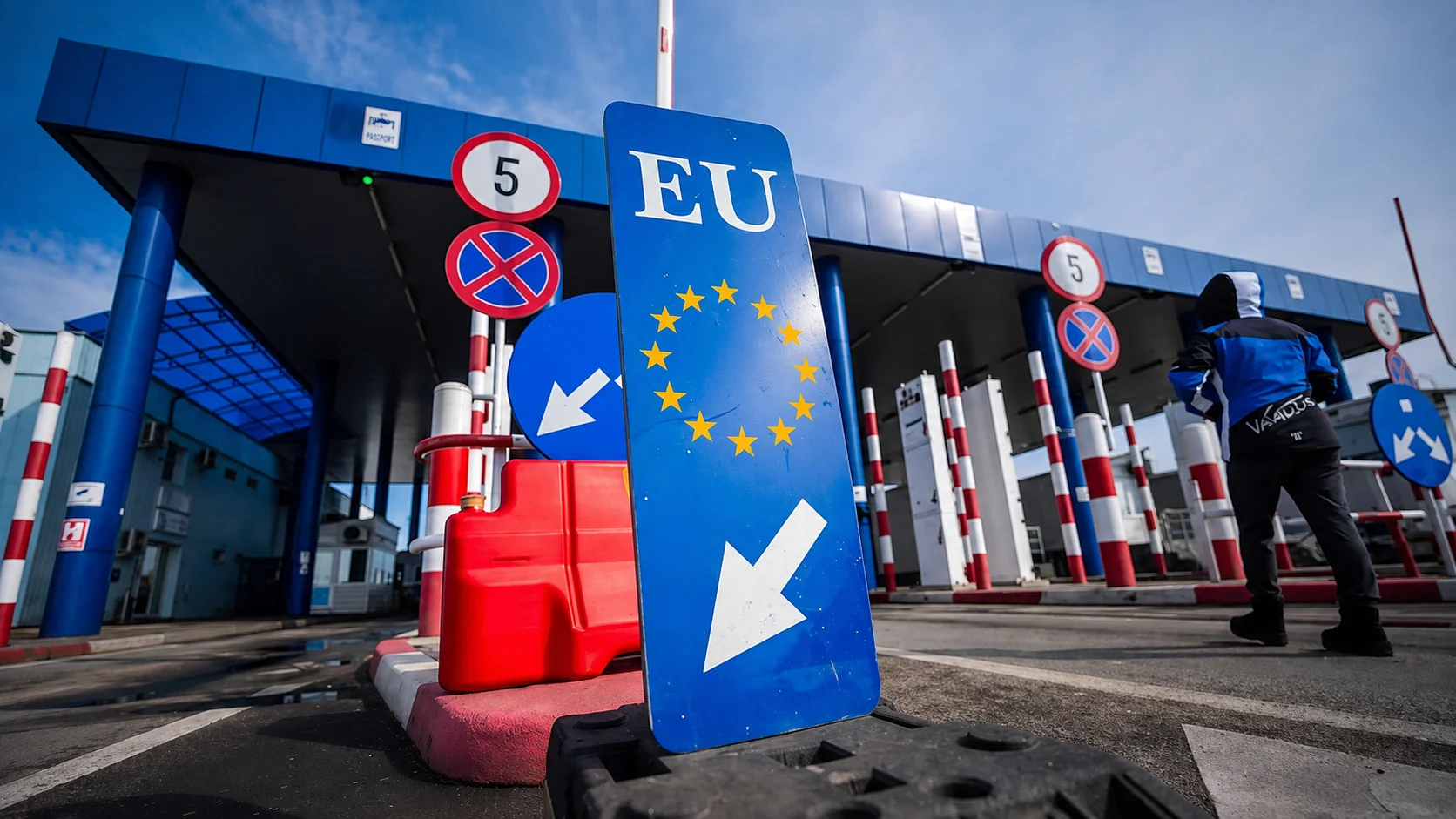 Spain will implement border controls for travellers arriving from Italy
