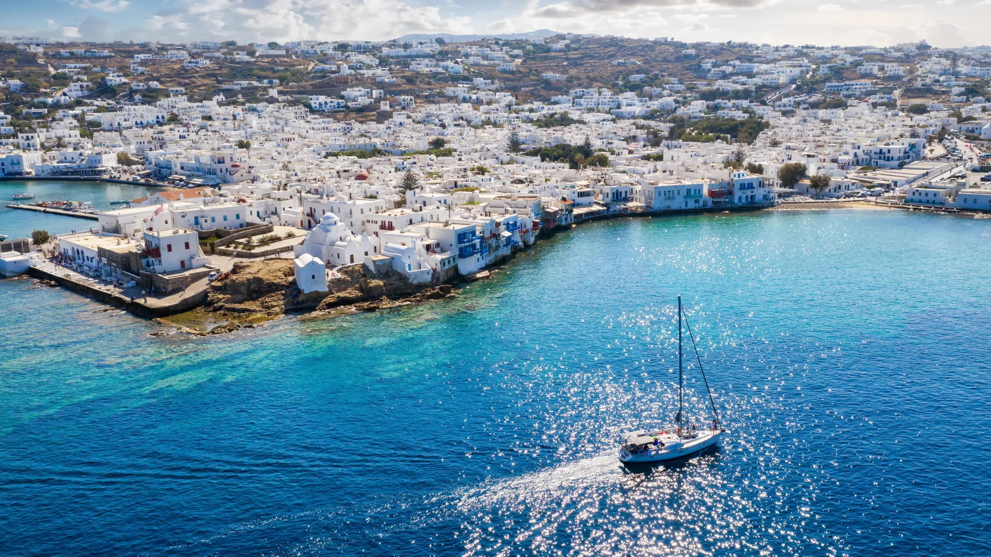 Foreign visitors drive gains in Greek tourism in July
