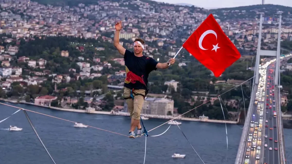 Jaan Roose sets world first with continental slackline walk across Türkiye's Bosphorus