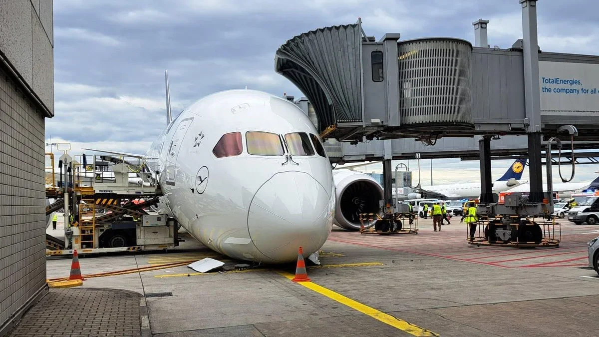 The front landing gear of a Lufthansa plane collapsed