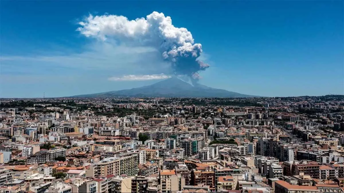 Explosion at Etna Volcano during tourists' visit