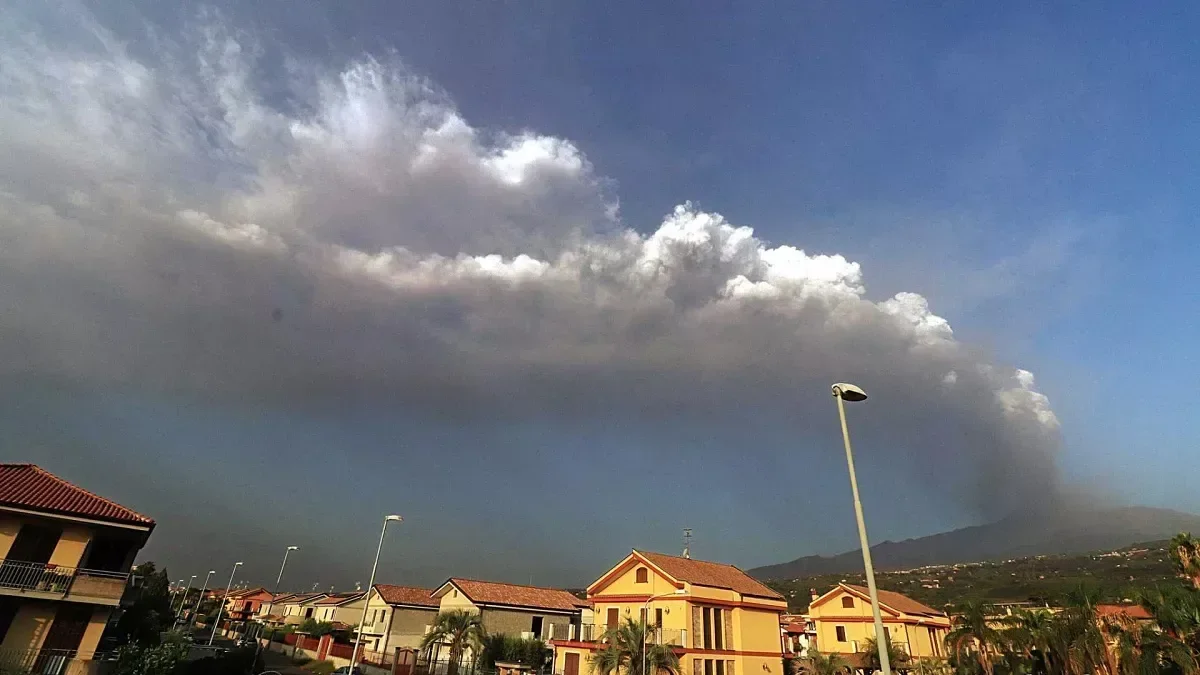 Mount Etna eruption halts flights in Sicily