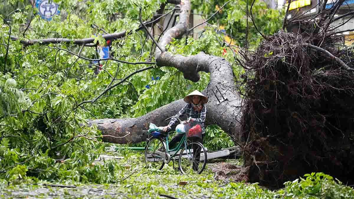 Super typhoon Yagi hits tourist center